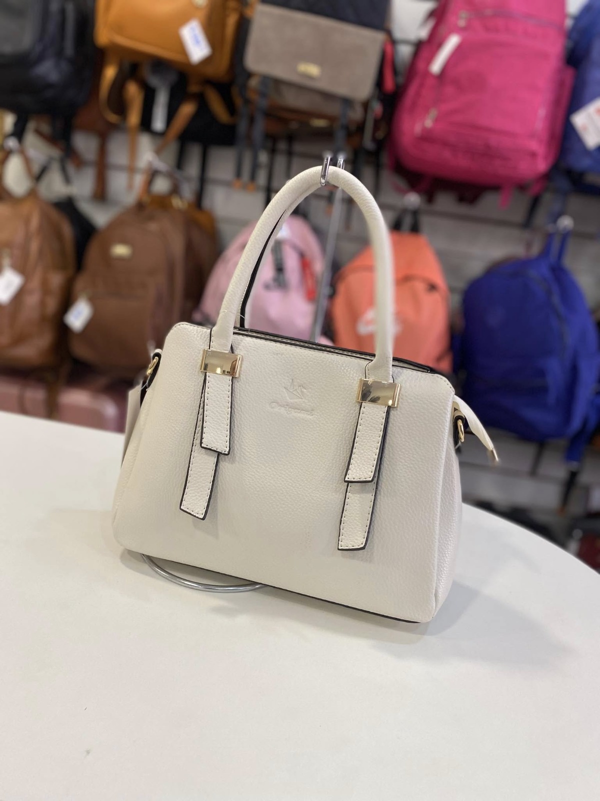 Bolsa media em couro